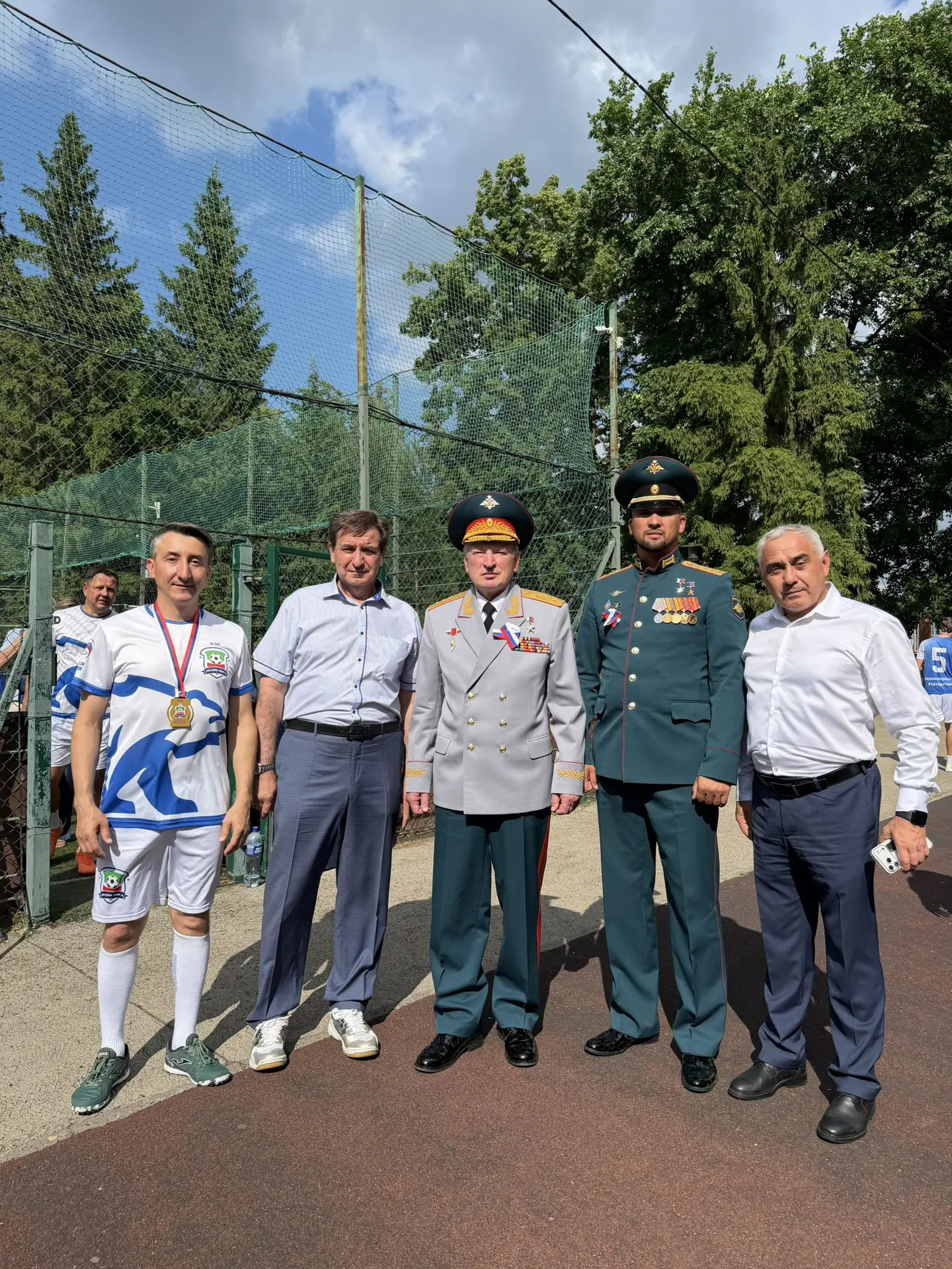 Два героя. Две эпохи. Одна Родина.

На этом снимке — не просто два человека. Это живая история мужес