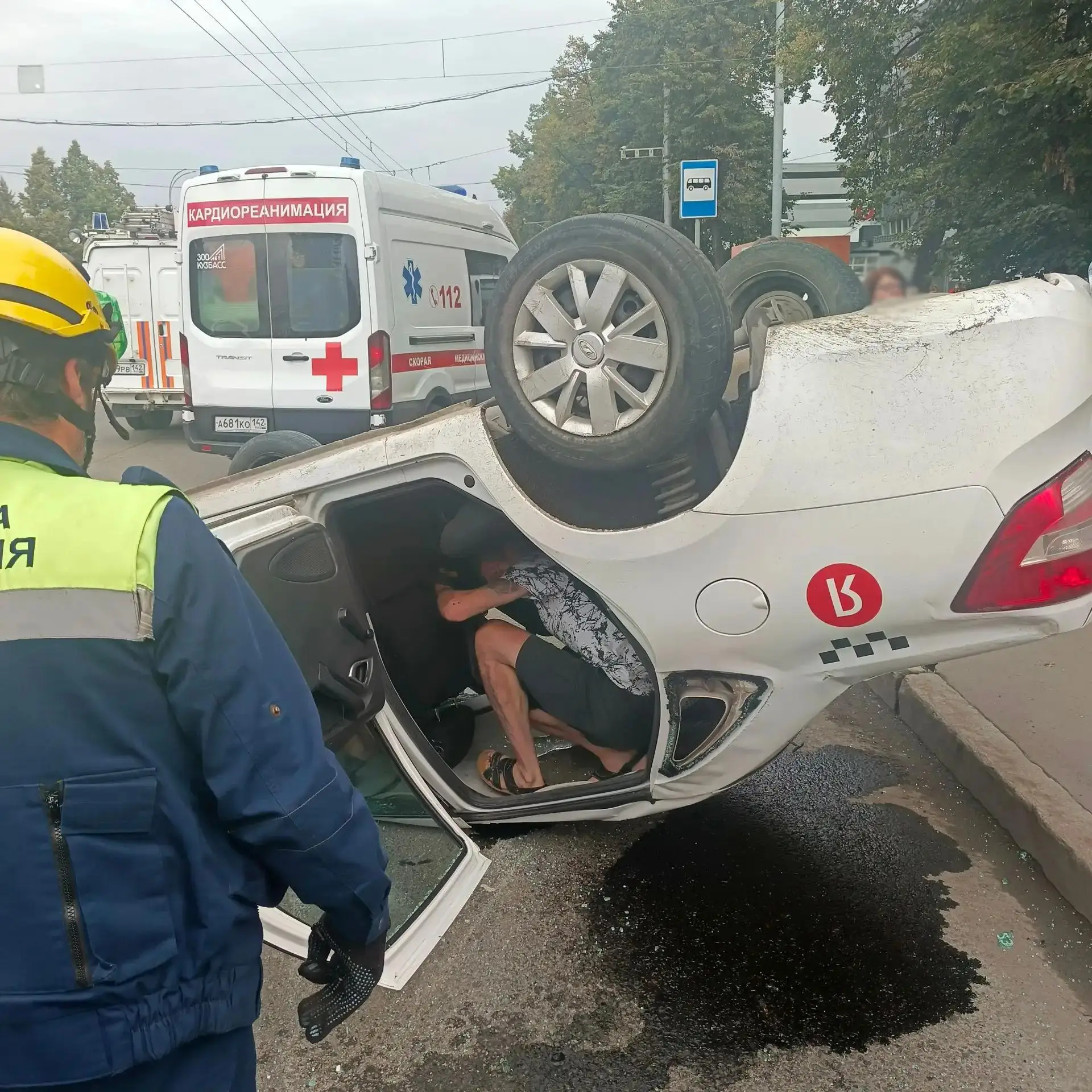 Спасатели Кемеровской службы спасения ликвидировали последствия двух ДТП. В первом инци...