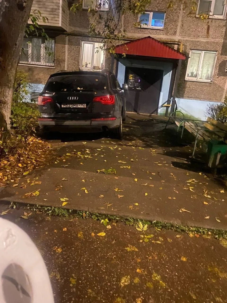 Гений парковки был замечен у дома 15 на Октябрьском проспекте
