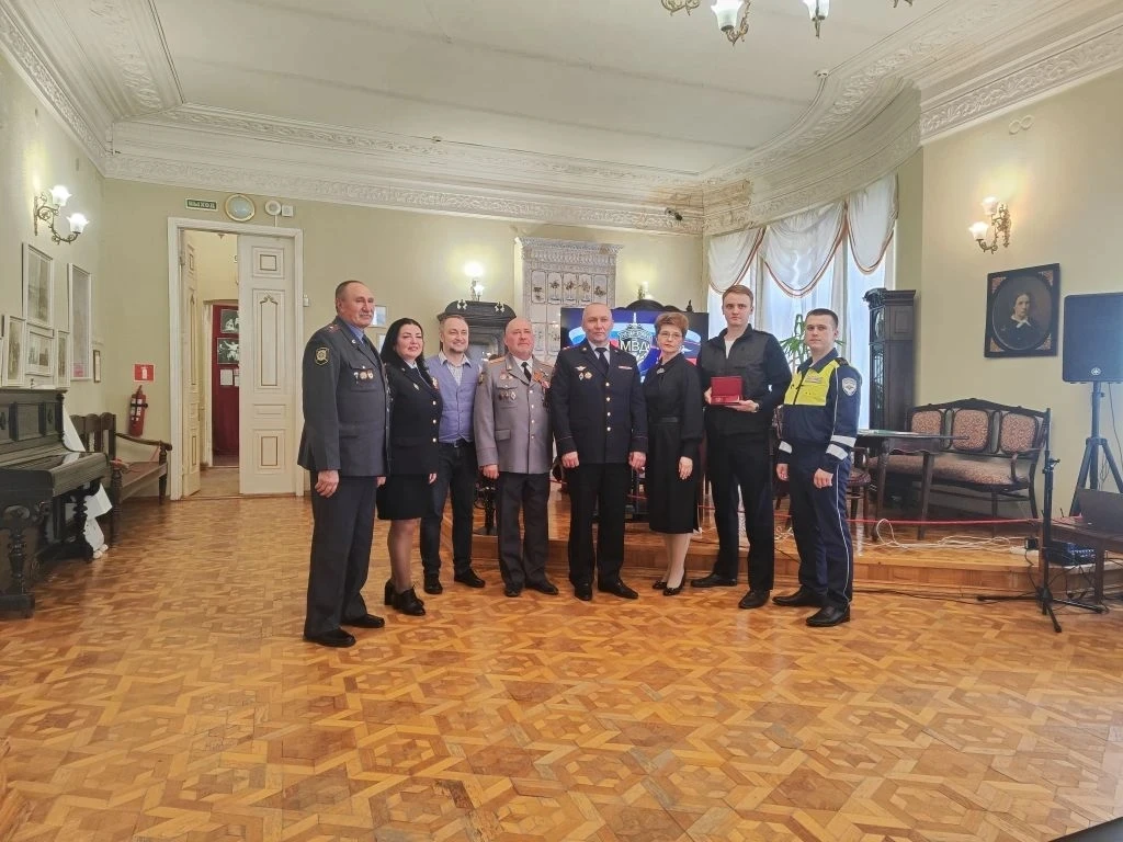 Сегодня в краеведческом музее прошла встреча учащихся 10 А класса с ветеранами МВД. Ребята услышали 