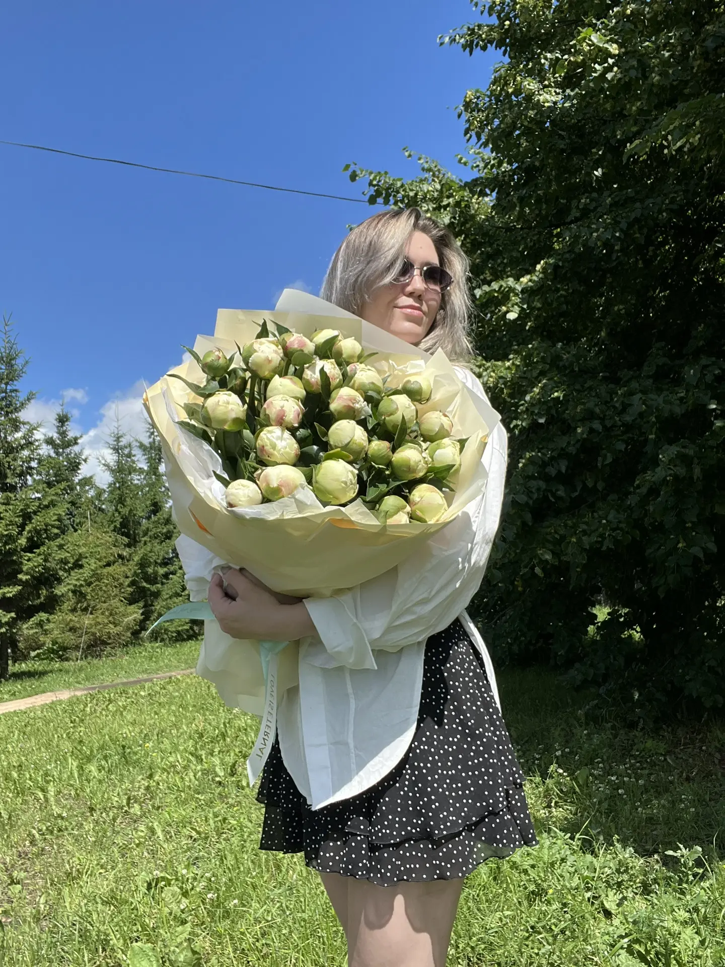 Пион ‘Энн Кезенс’ —
это пион, который знает, как произвести впечатление 😉🤍

В начале распускания о
