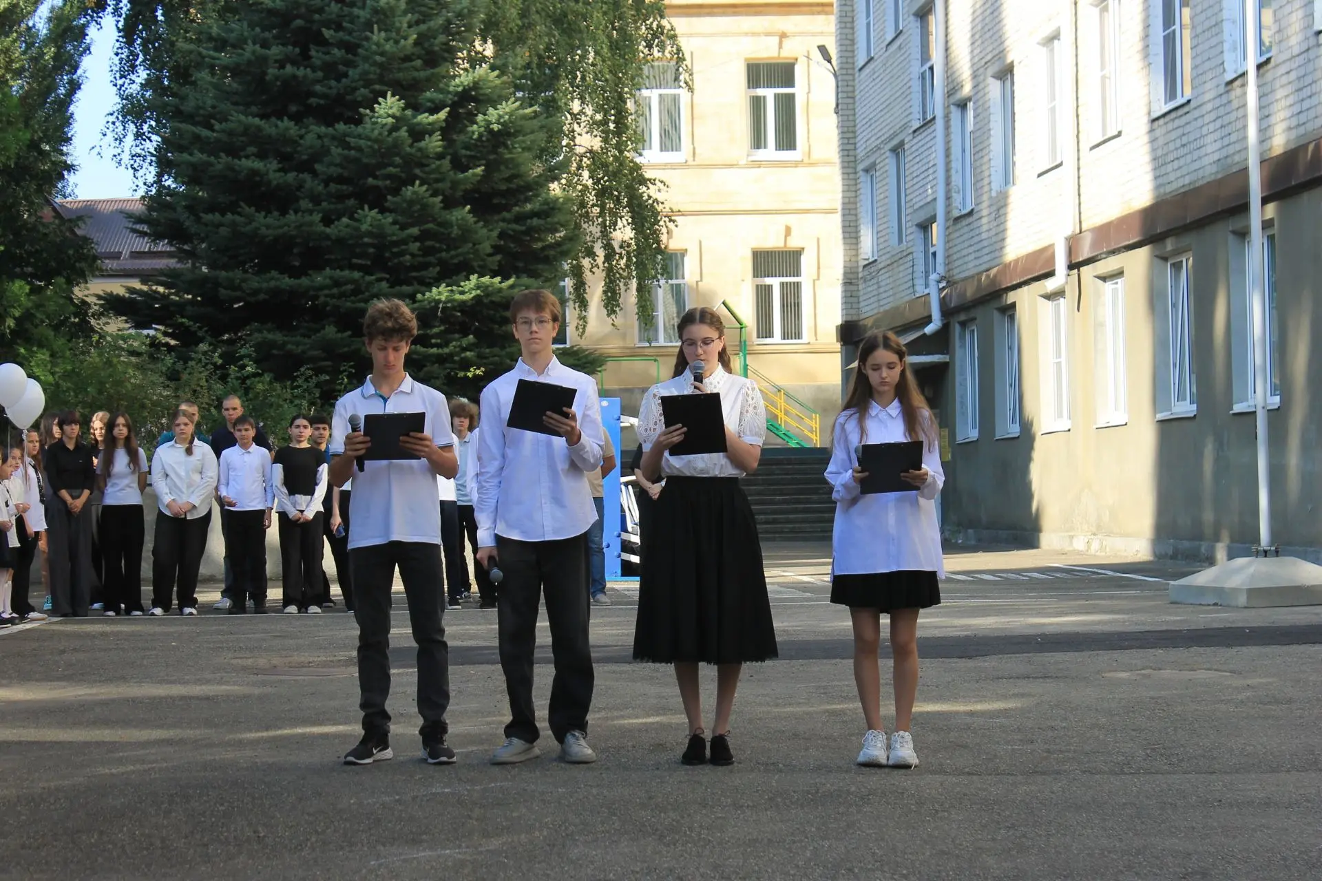 Сегодня в нашей школе прошла трогательная линейка, посвященная Дню памяти жертв Беслана.