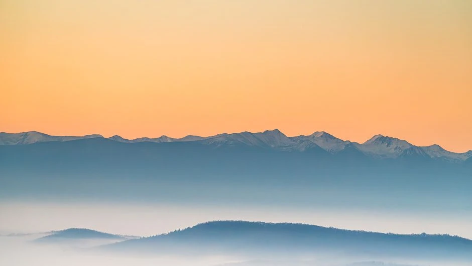 Утро в горах Чечни начинается с огненного рассвета над Ведучи ☀️🏔️ Кажется, будто солн...