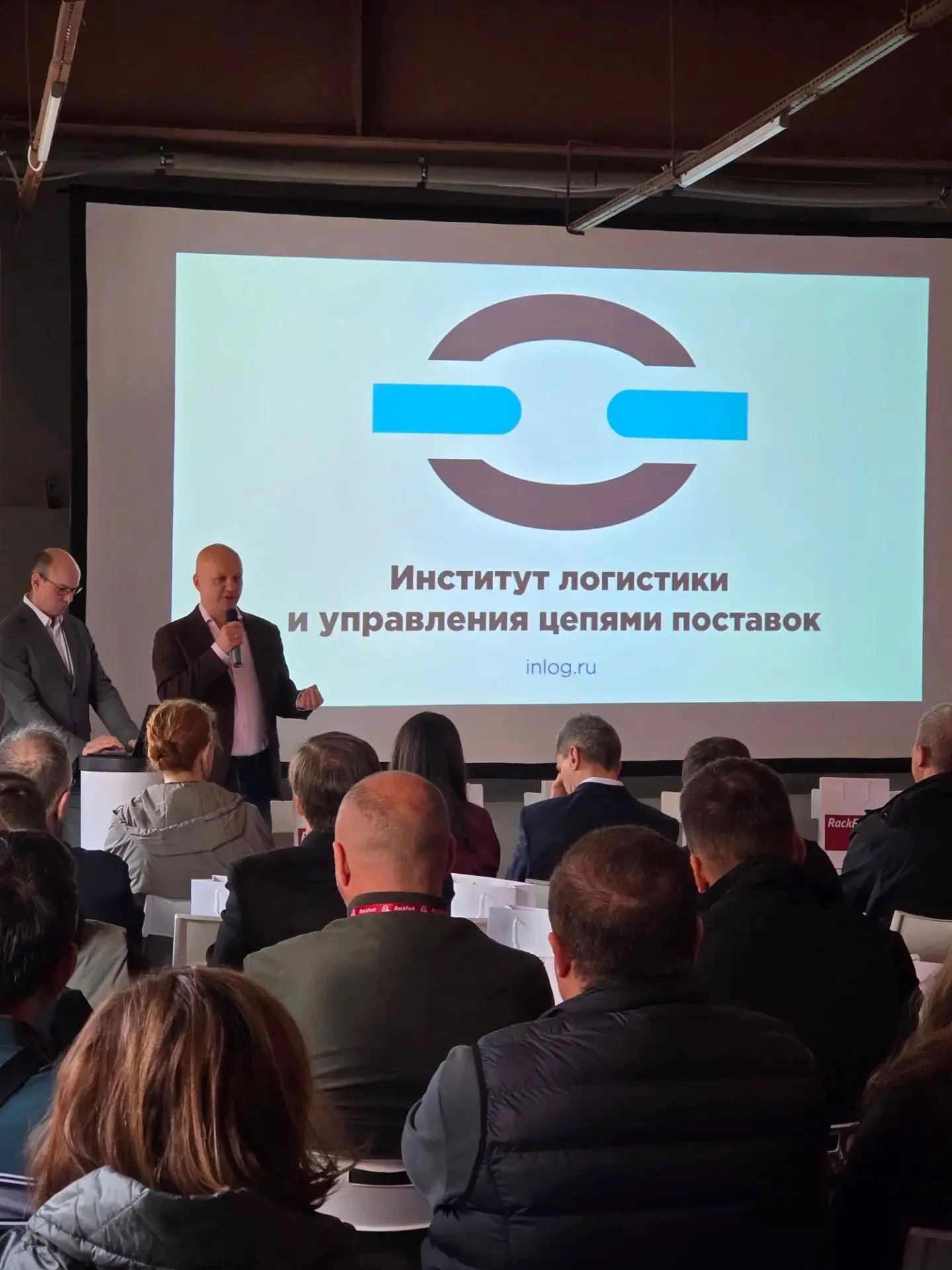🎤 На StaplerCup сегодня говорят не только о погрузчиках, но и о будущем складской логи...