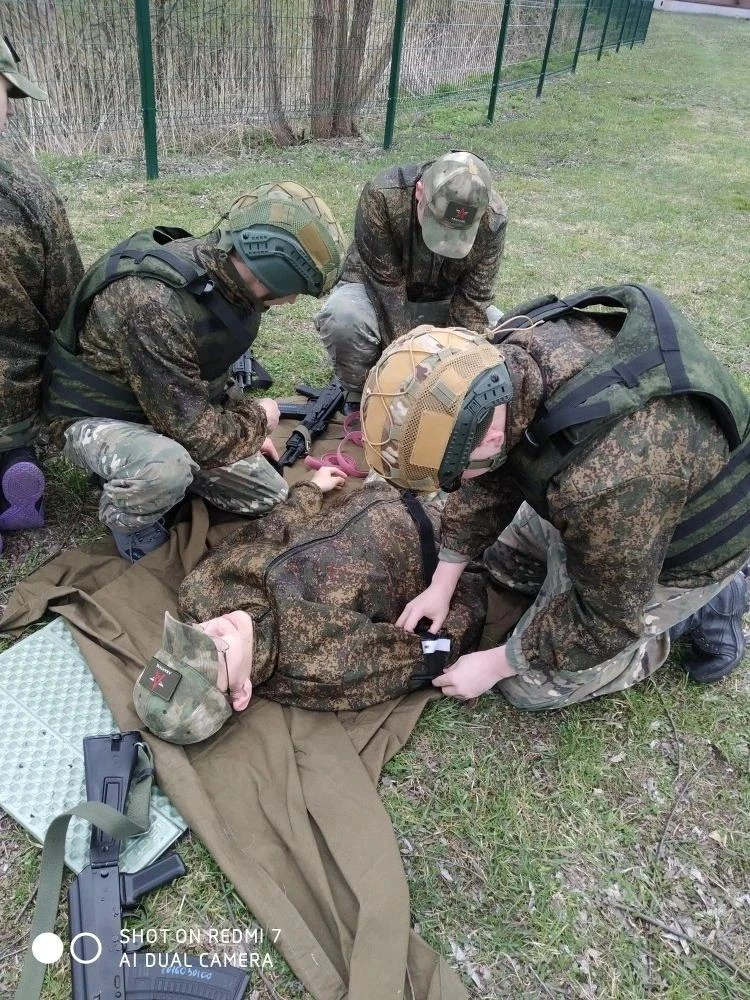 А тем временем наши парни оттачивают  мастерство владения автоматом, изучают армейские премудрости, 