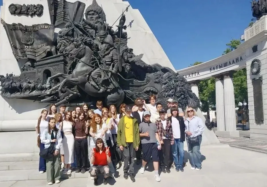 🚌 Ученики 8Д класса вместе со своим классным руководителем побывали на большой обзорной экскурсии по