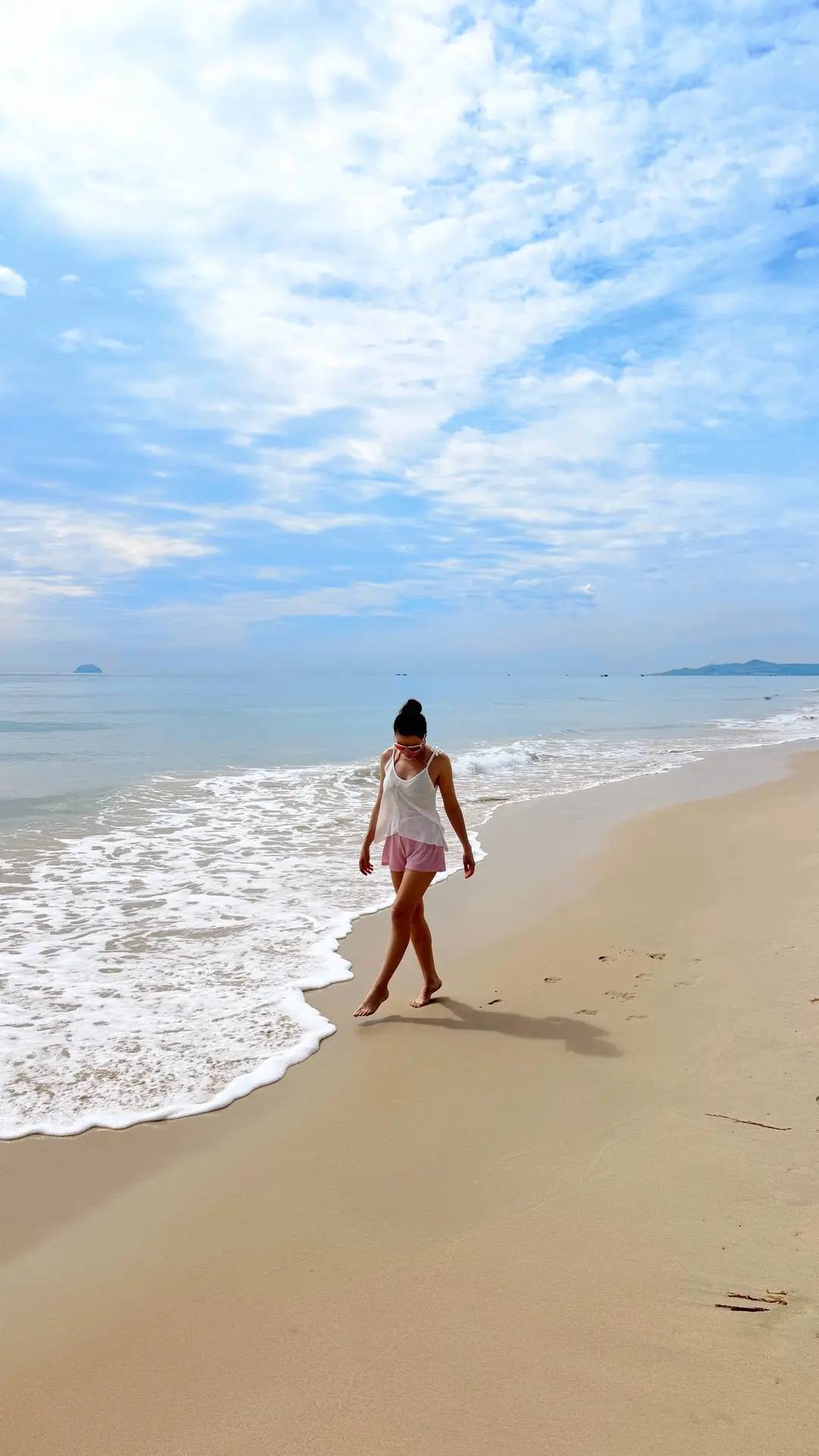 Сегодня у меня вместо привычного рабочего стола — море и пальмы 🌊🌴