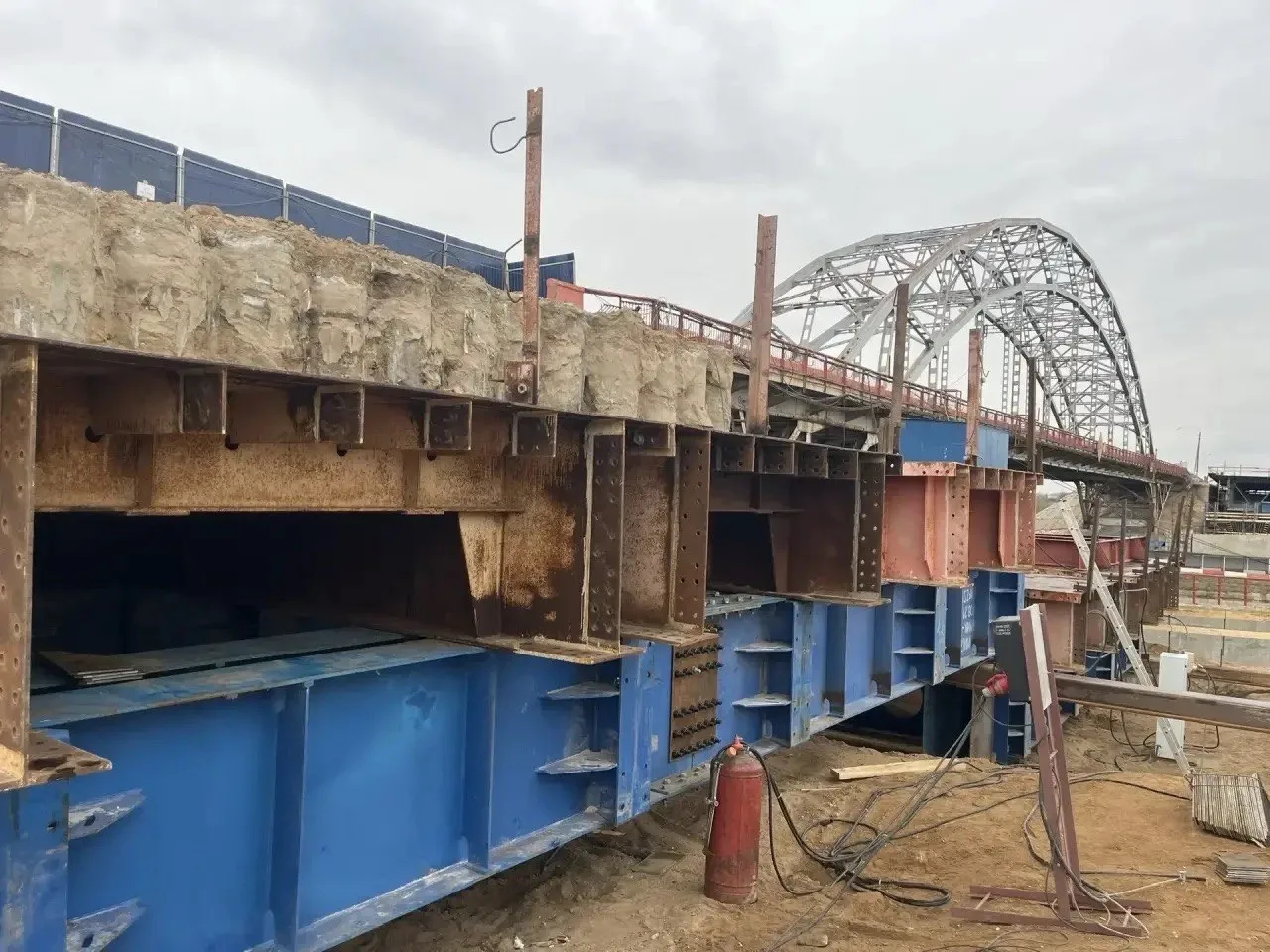 👷‍♂️ В Дмитрове на новом Рогачёвском мосту начали монтировать пролёт  На земле продолжается укрупнит