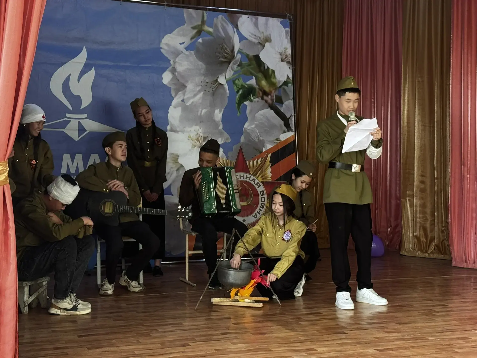🇷🇺 Никто не забыт, ничто не забыто: в школе прошел фестиваль военной песни  В предпраздничные дни па