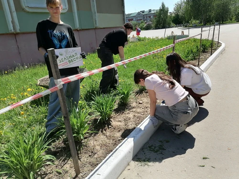👉Учащиеся 9а класса приняли участие в акции" Зелёная весна" .  🔥Ученики прокопали и очистили от сорн