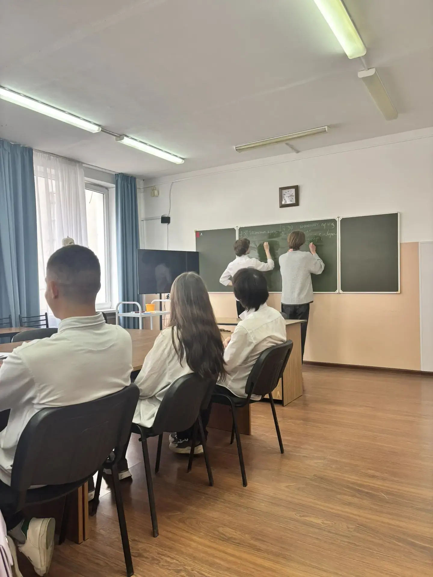 🧬 От школьной скамьи — к науке о нейронах: как 10-классники открывали секреты питания мозга  В рамка