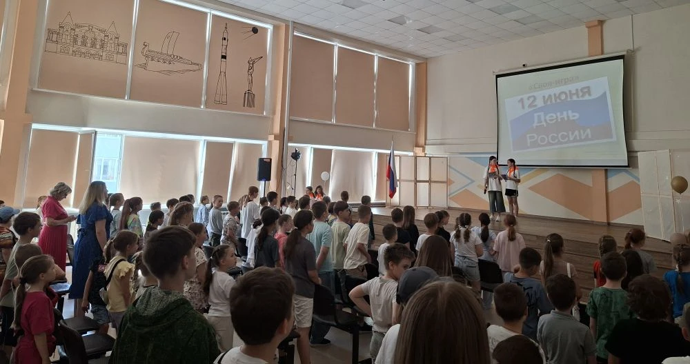 Сегодня в летнем пришкольном лагере прошёл День России!
Началось утро с торжественной линейки "Росси