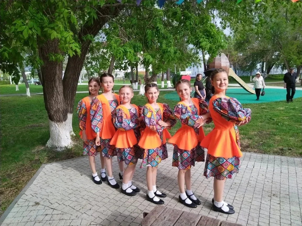 Праздник Победы продолжается! 🎗️  Ярким акцентом 9 мая стало выступление ансамбля «В ритме детства» 
