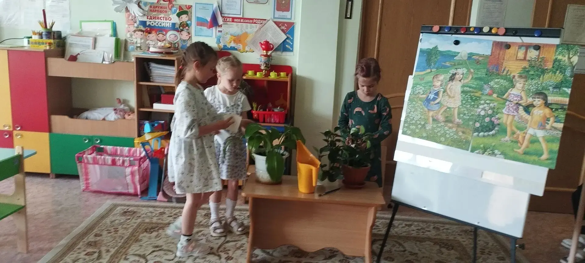 Воспитанники старшей группы ухаживают за комнатными растениями. Педагог Мымрик О. М.