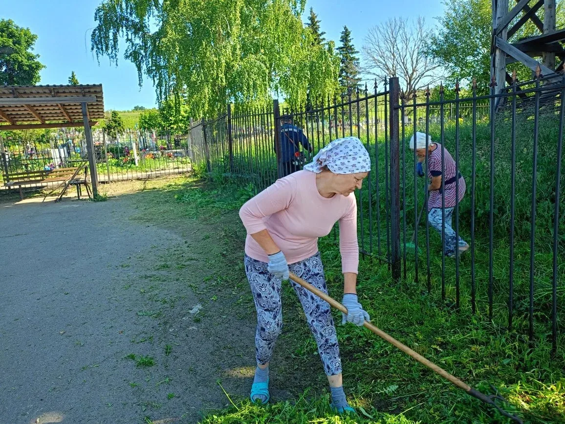 Сегодня в селе Кучугуры прошёл субботник на территории кладбища. В работе активно участ...