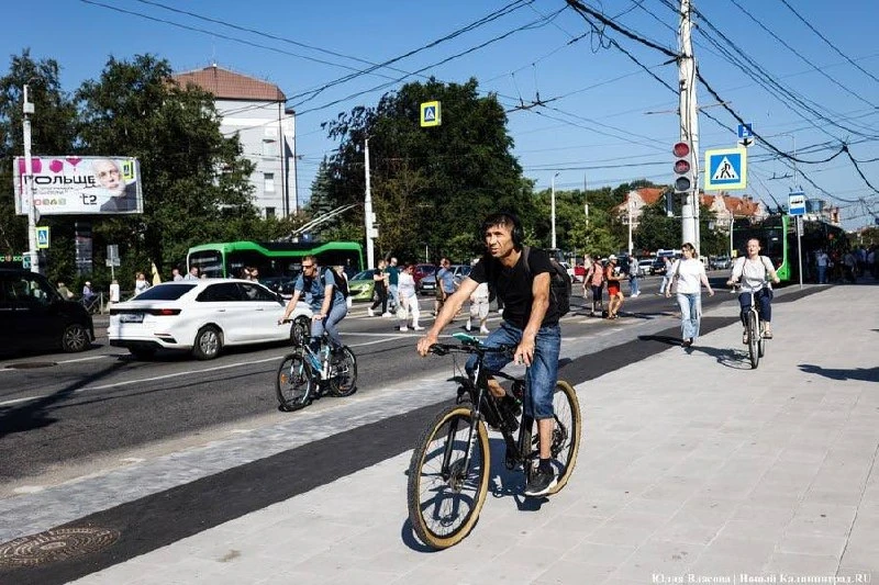 🚴 У гостиницы «Калининград» организовали новое движение: велодорожку перенесли за оста...