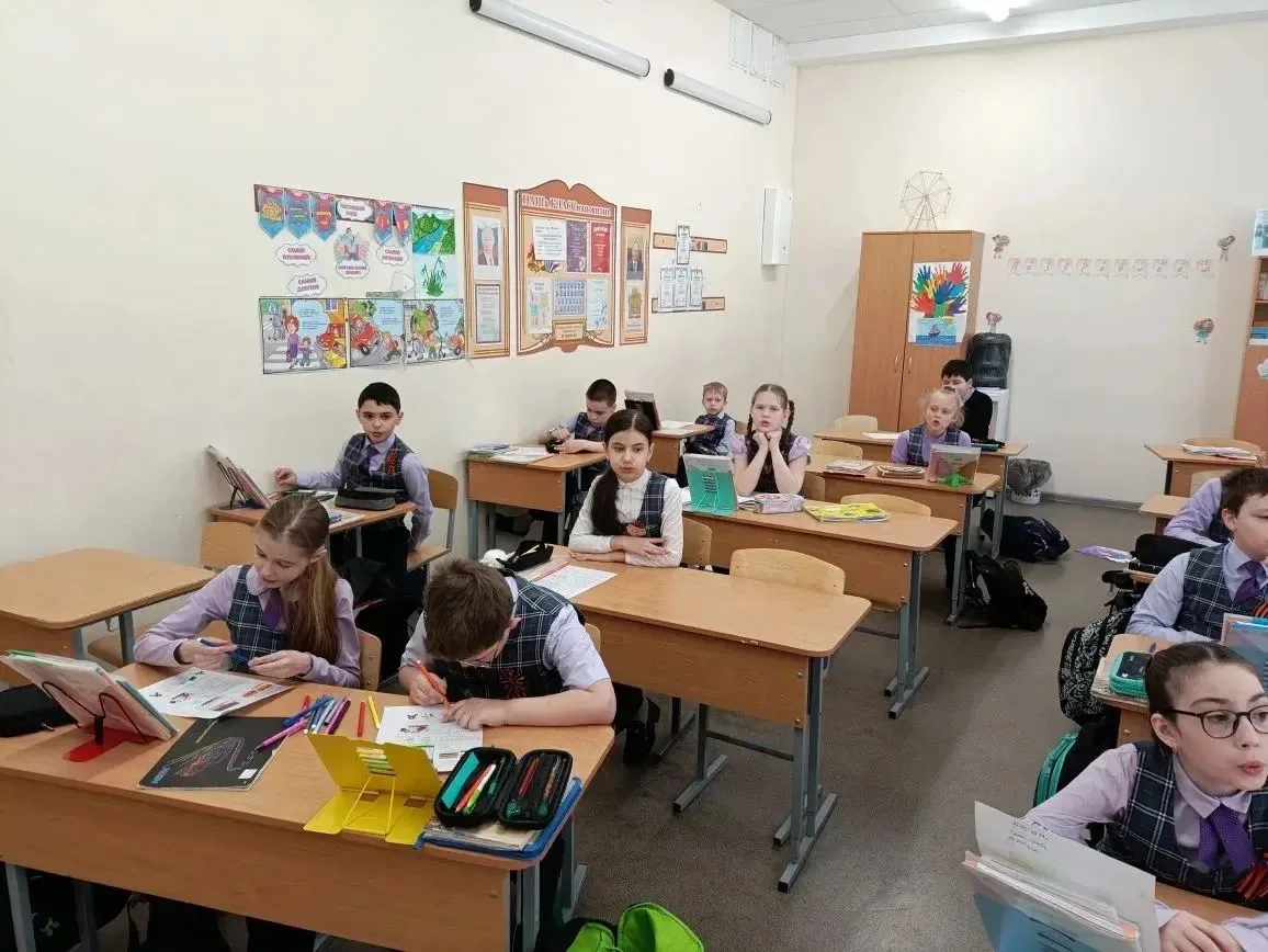 🎼В 3«Е» классе прошёл урок мужества под звуки военных песен  На очередном занятии «Разговоры о важно