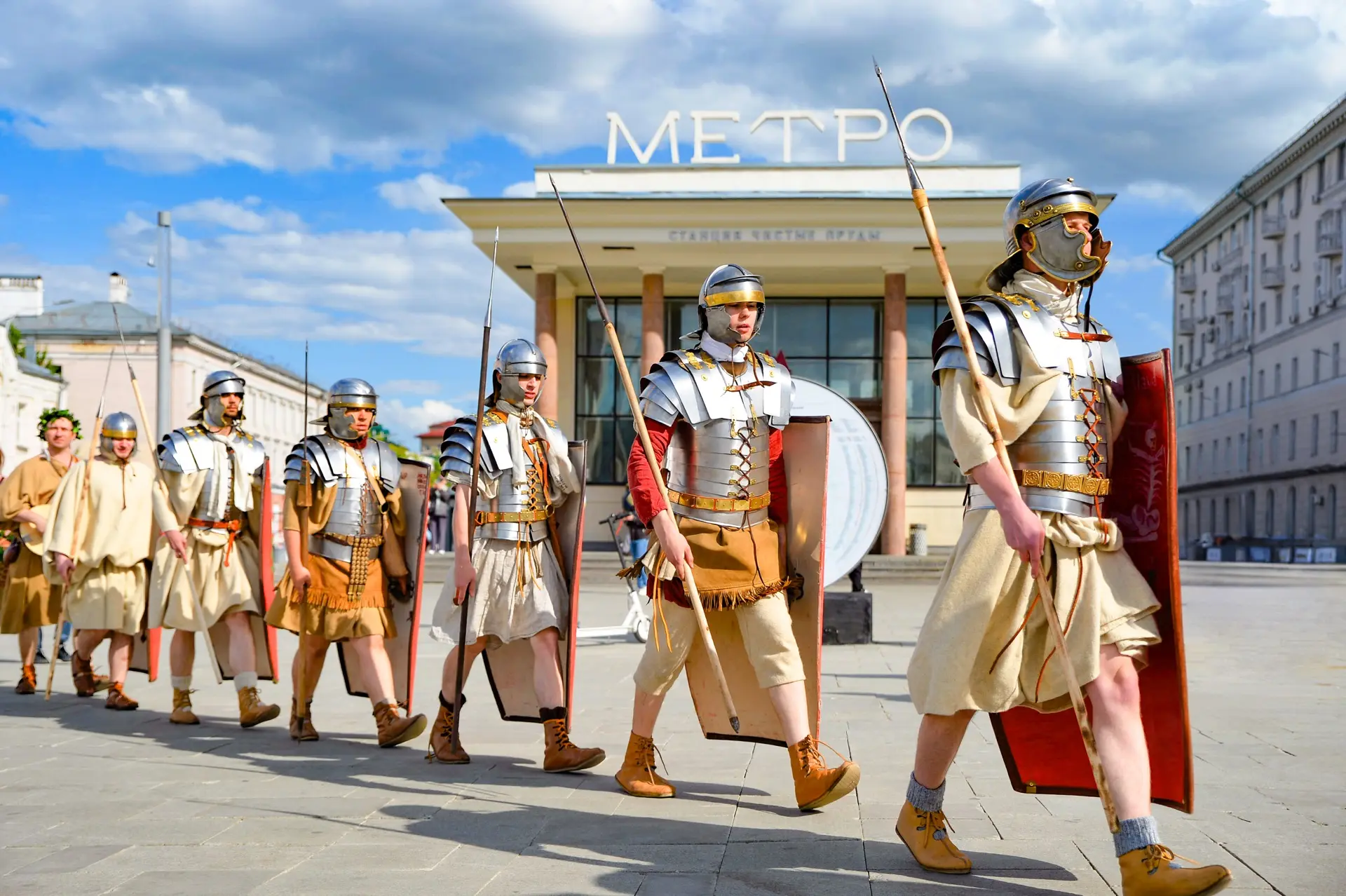 ☀️ С 9 по 19 июня на станции метро «Проспект Вернадского» в переходе между Большой коль...