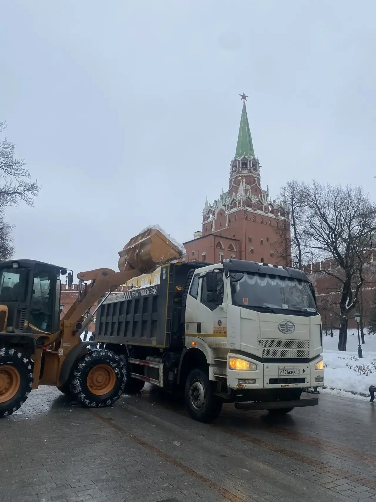 FAW C326KE977. Ночная смена у Кремля