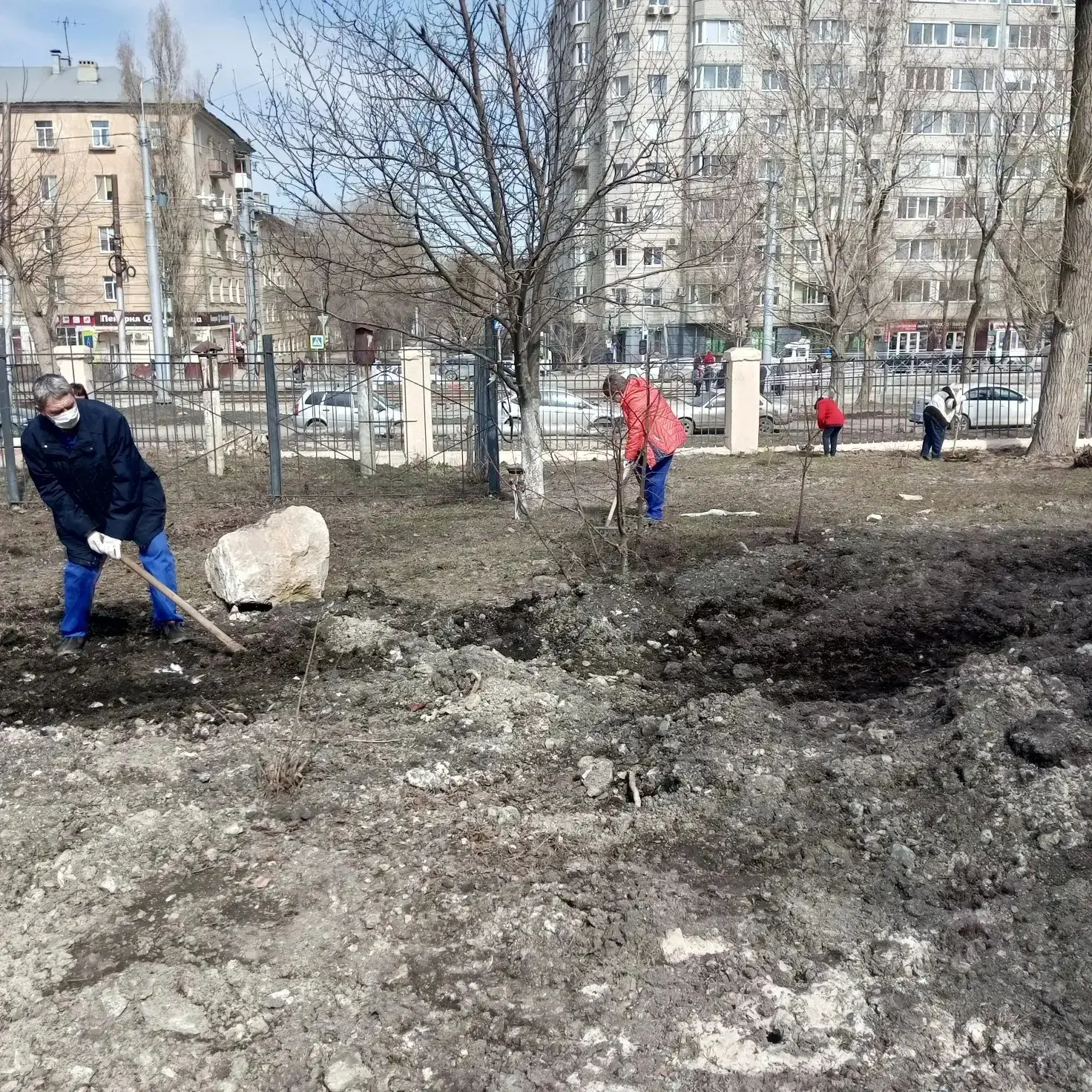 Сделаем больницу краше: сотрудники СГКБ №6 вышли на весеннюю уборку территории🌿