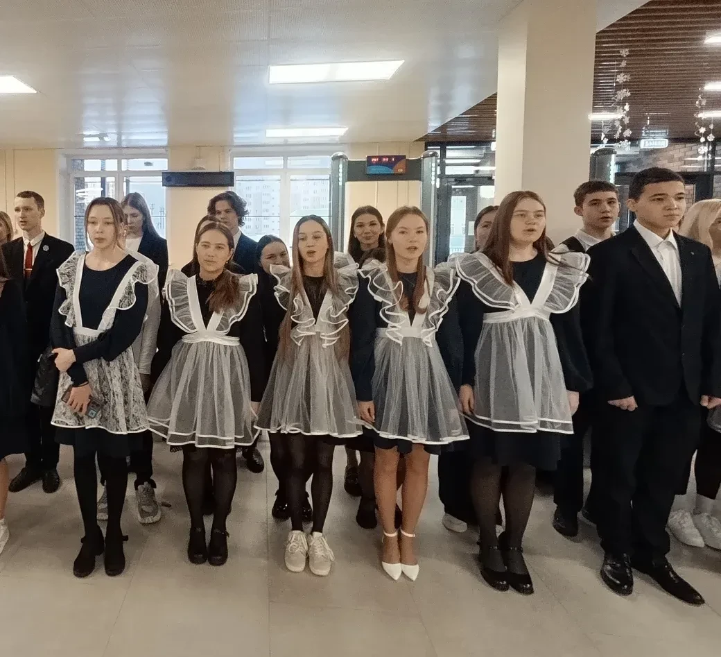 🇷🇺Утро понедельника в школе началось с торжественной линейки, церемонии выноса флага и исполнения ги