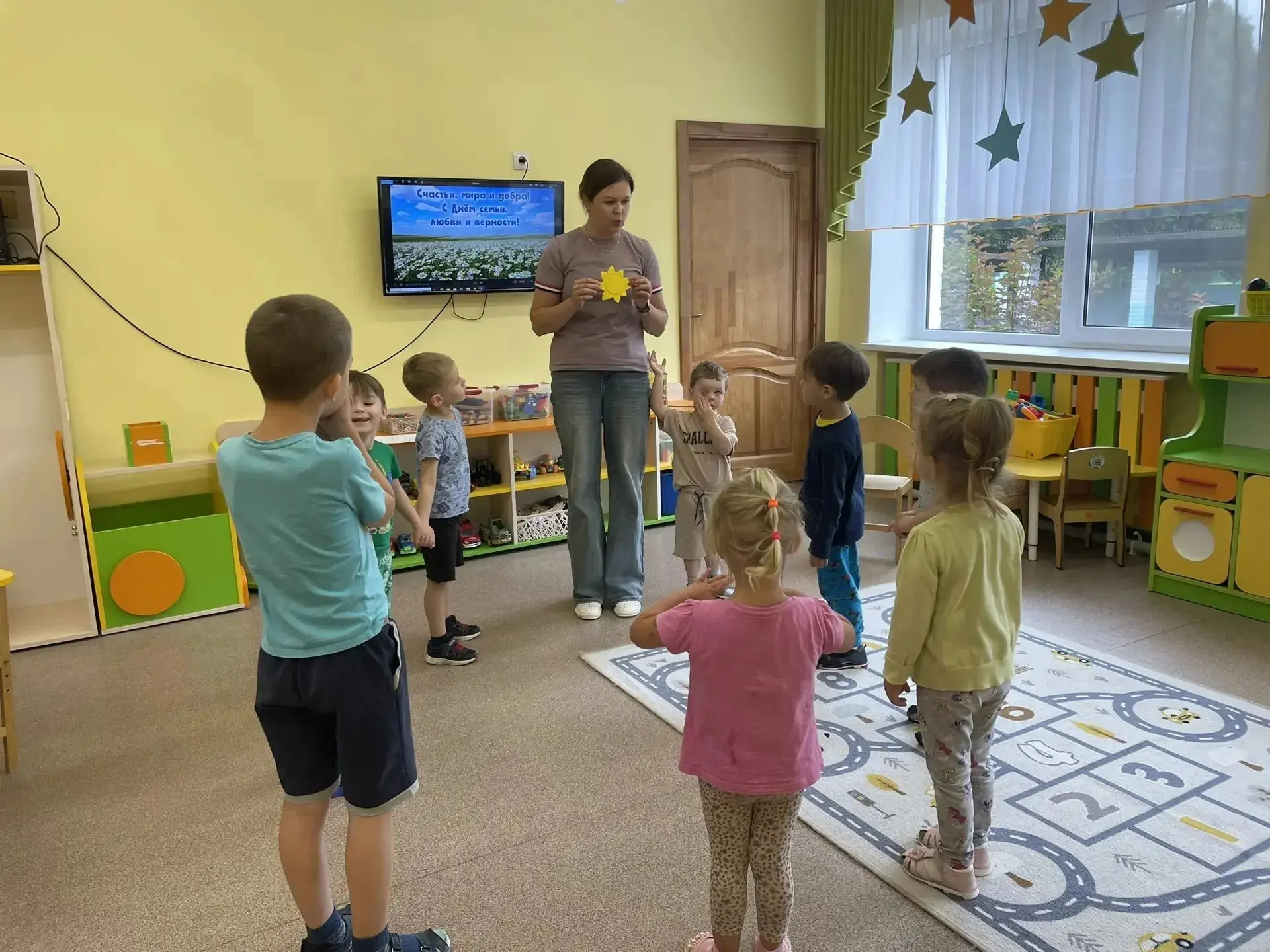 Ромашка - широко известный символ Дня семьи, любви и верности. Только беда с ней случилась, потеряла