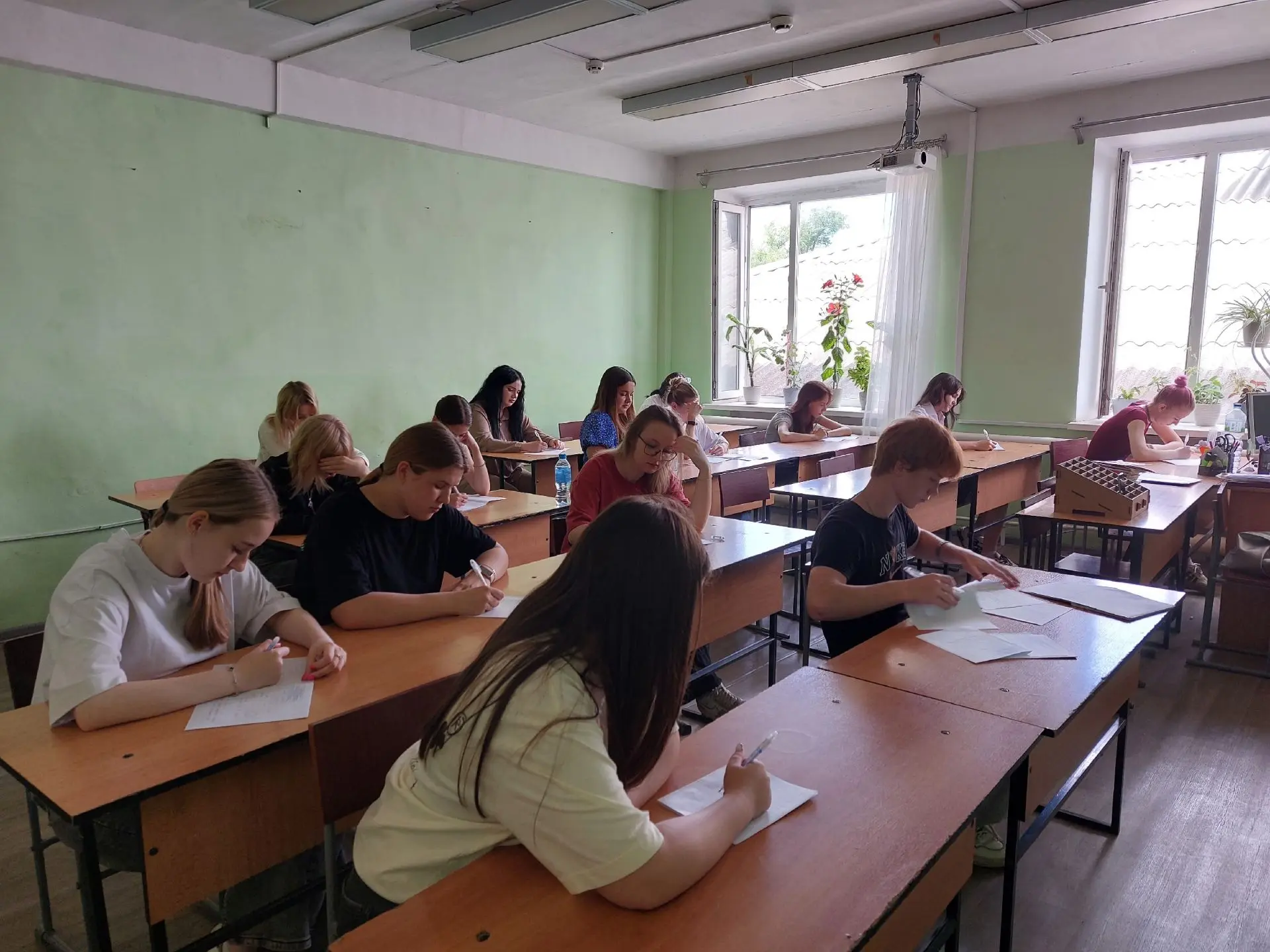 Студенты 1 курса группы РПО 1-4 сдают экзамен по математике.
Экзамен включает проверку умений выполн
