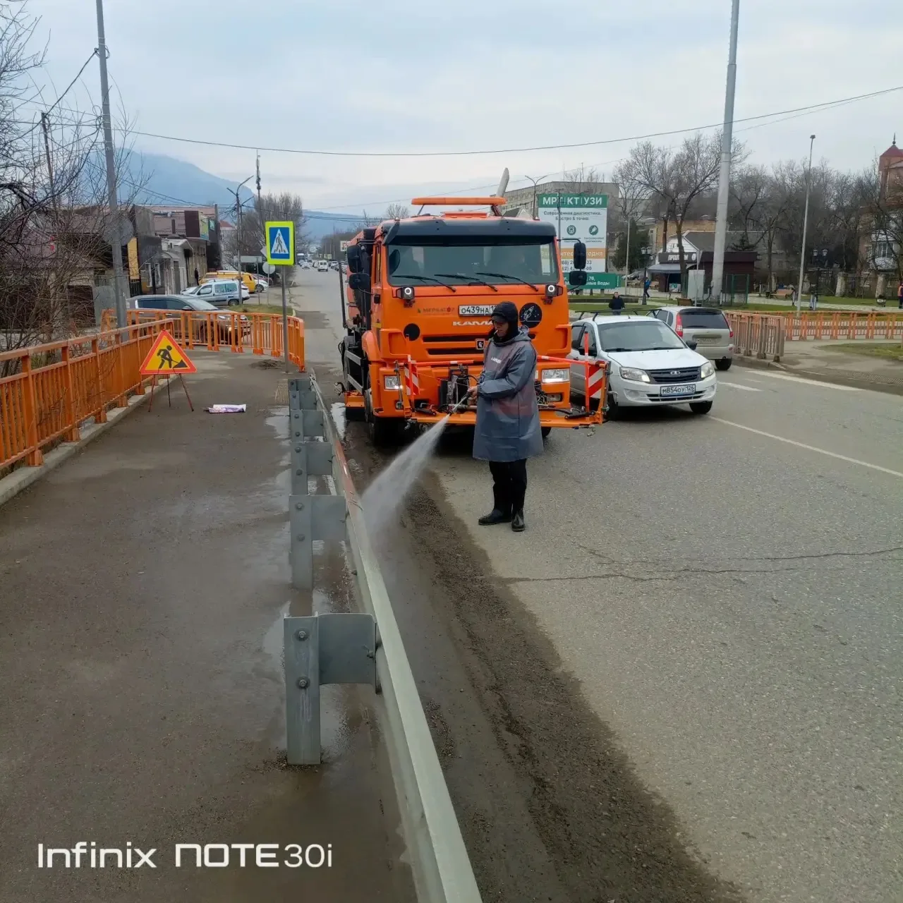 В Минераловодском округе продолжается весенняя уборка дорог и тротуаров