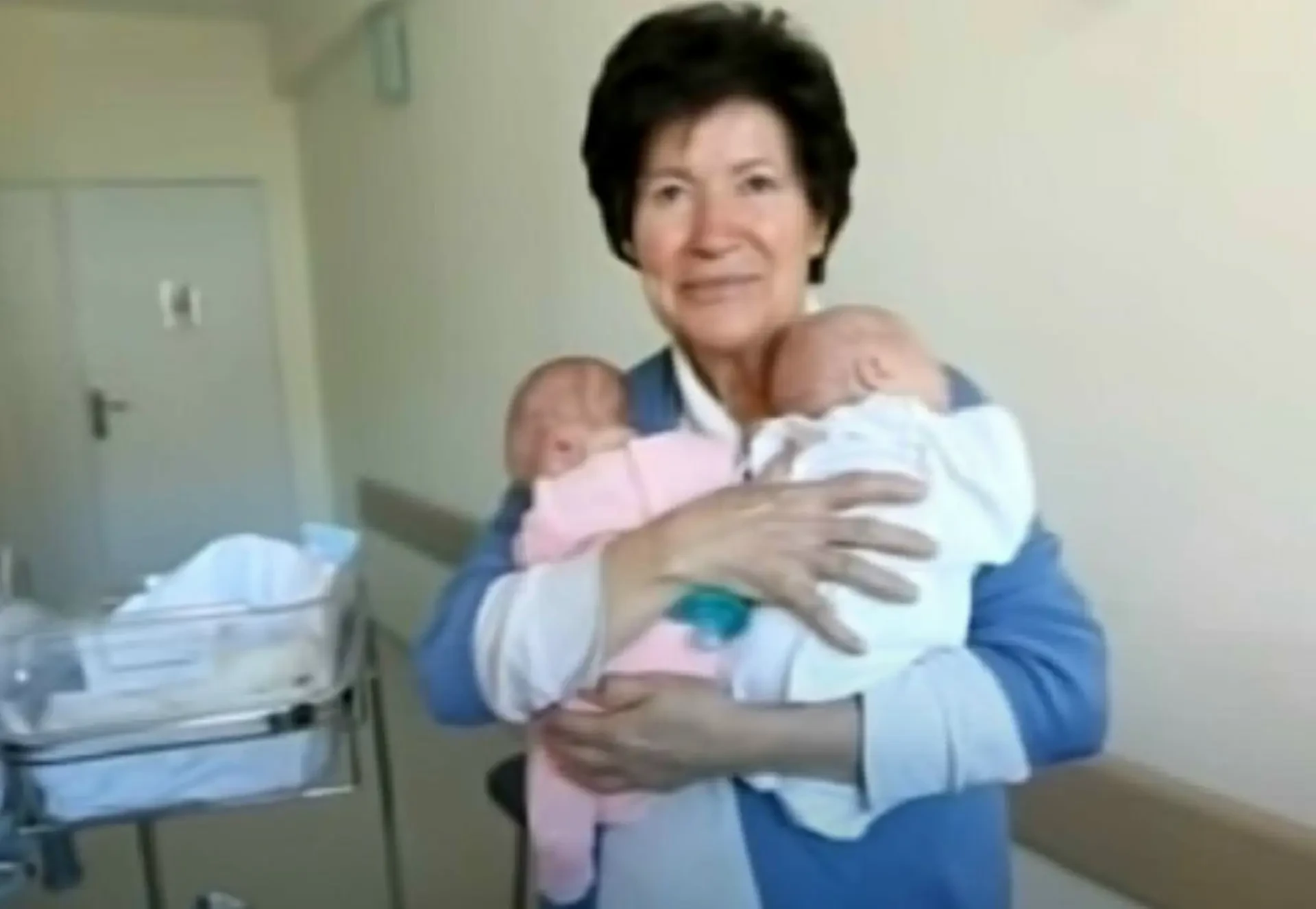 55-летняя женщина родила двойню. Зять пришел в роддом поздравить тёщу. Он взглянул на младенцев и ув