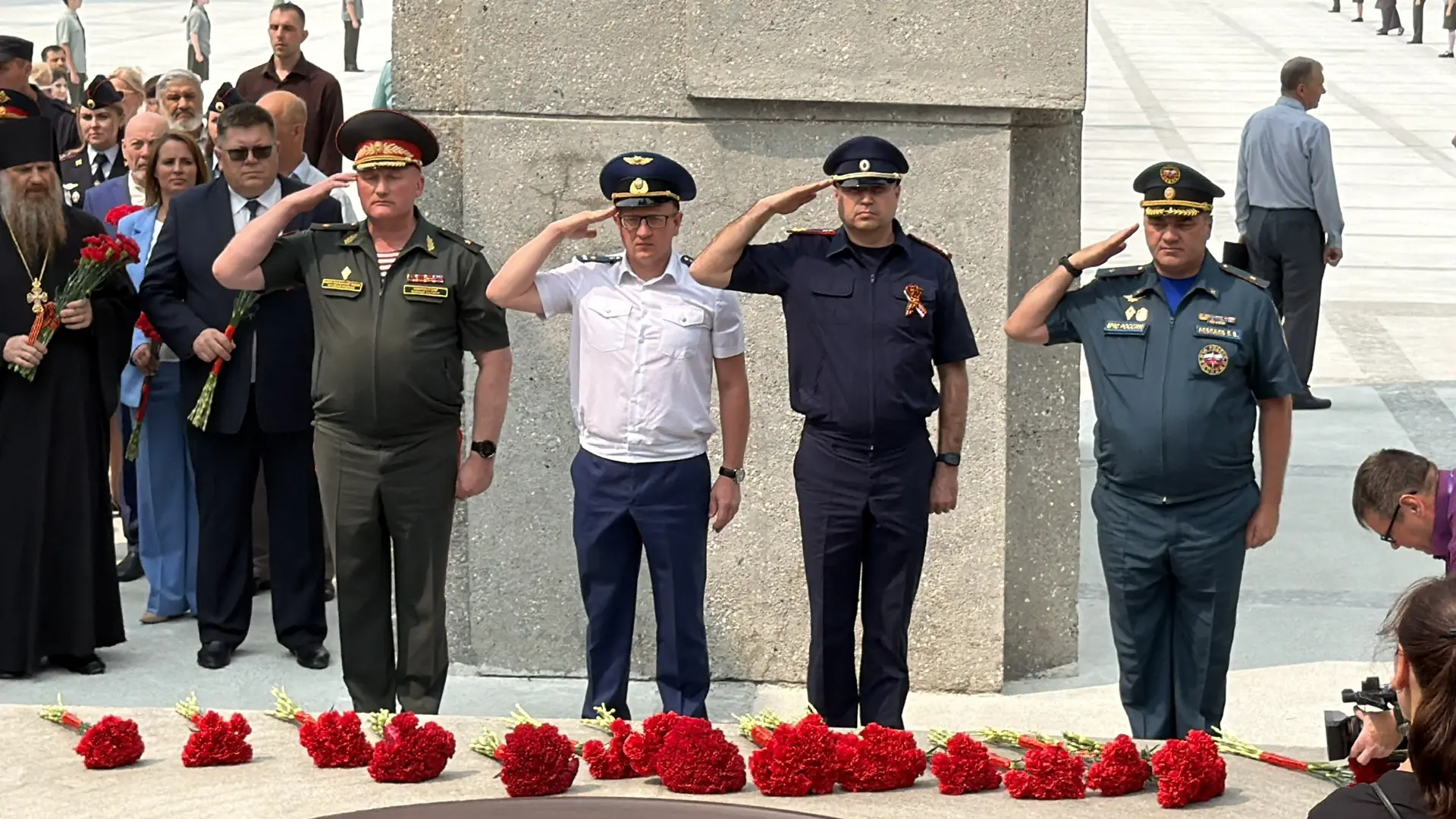Сегодня в Новосибирске прошла церемония возложения цветов и венков к Вечному огню на Мемориальном ан