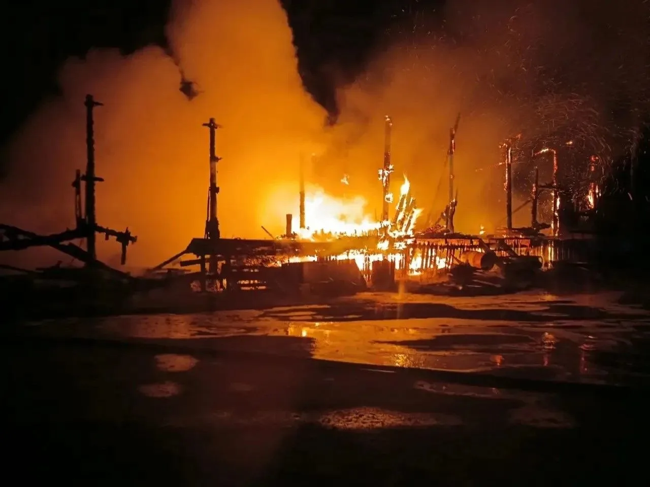 🔥🚒 Во время пожара в Карелии из гаража вытащили кислородные баллоны. Накануне в 22:39...