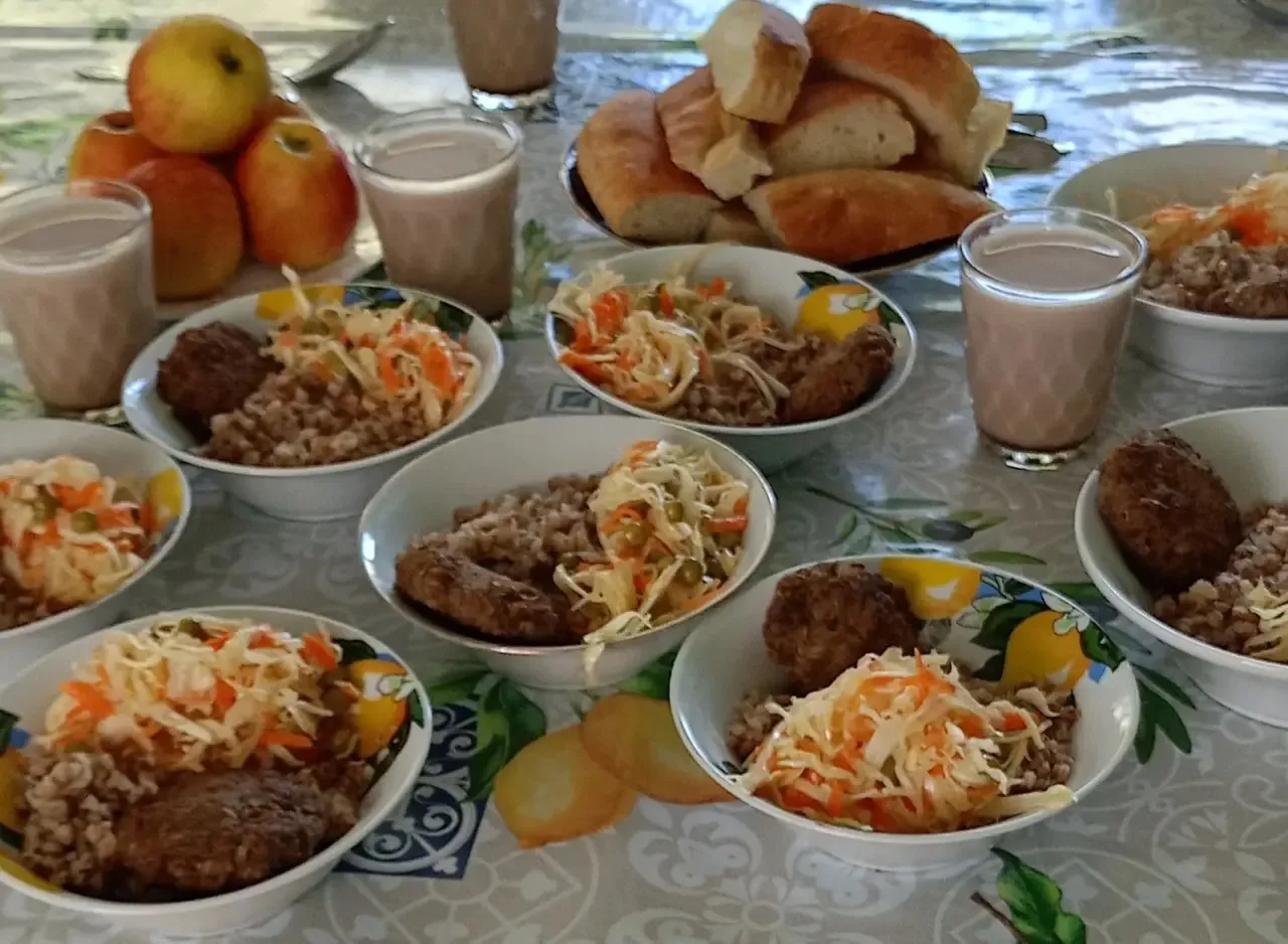 🥣 Завтрак в школе — вкусно, полезно, сытно!

Что сегодня на меню:

• Гречневая каша
• Котлеты из го