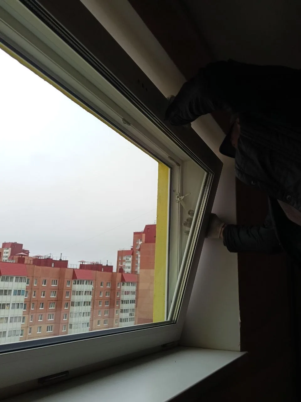 Вандализм учащается. В доме по улице Московская 27/5 в 4 парадной на 9 этаже кто-то сломал закрывающ