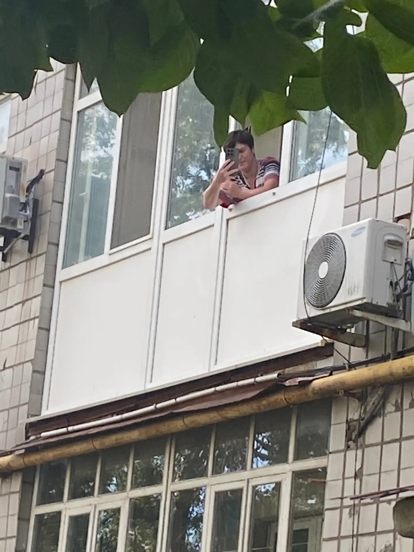 Снимает без нашего спроса это во первых во вторых она обзывает материт и  тд и просто так хочет на в