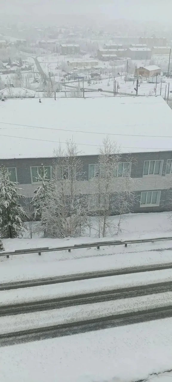 За две недели до лета в Красноярский край пришли снегопады.  Замело сразу несколько округов.   По пр