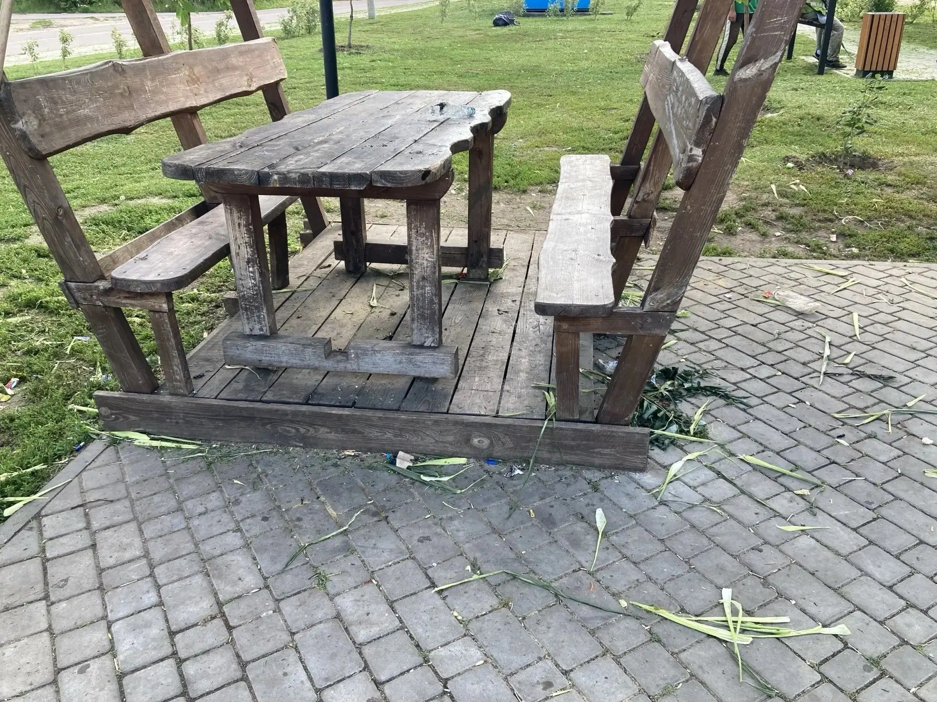 На днях работникам Острогожского зеленхоза, приехавшим для ухода за газонами и зелёными...