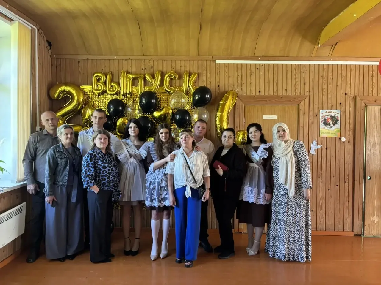 Сегодня в нашей школе прошёл трогательный и важный праздник — Последний звонок.