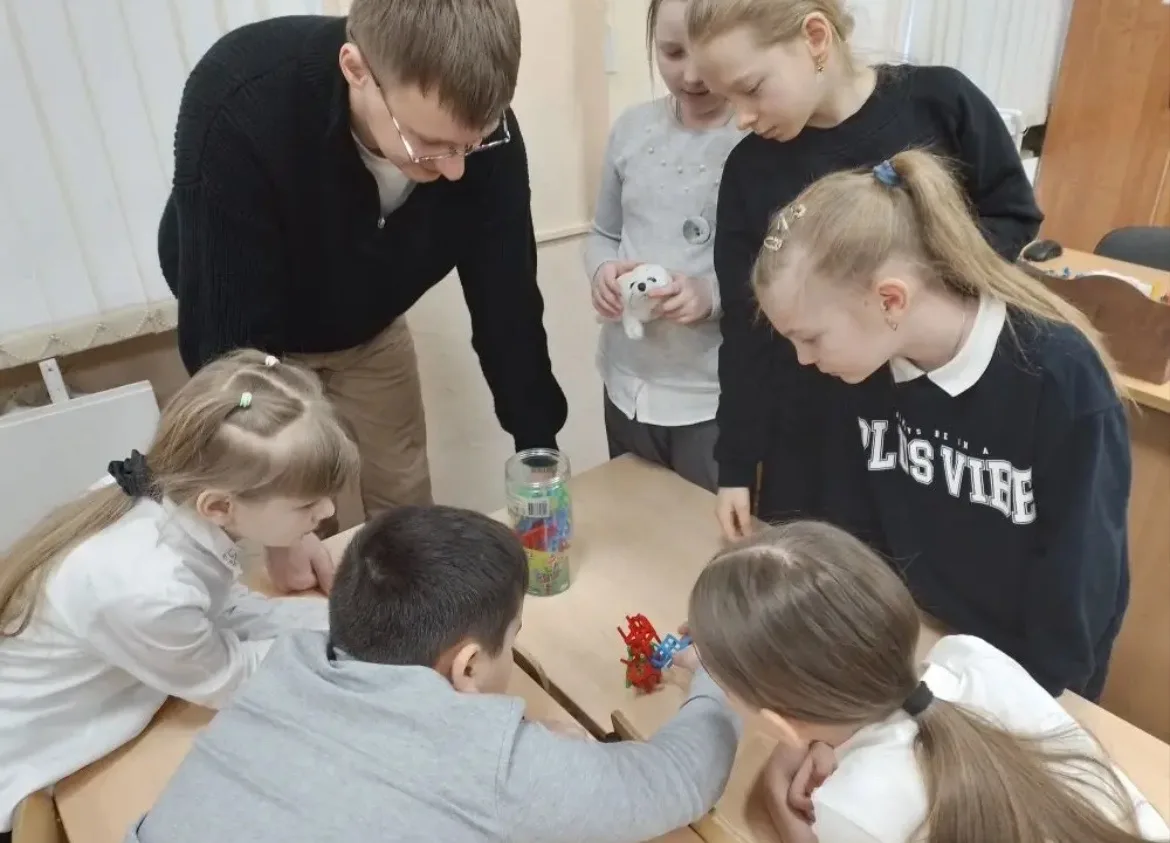 🗺️ИГРАЕМ ВМЕСТЕ ВЕСЕЛО И ДРУЖНО🗺️  🎲В нашей школе состоялось яркое событие! Гостями учеников 3А и 3Б