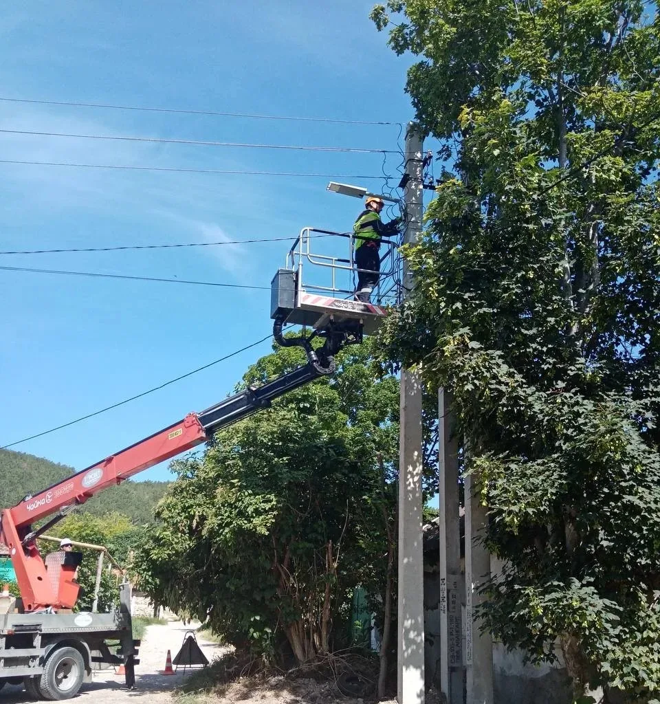 В переулке Магистральном в Балаклавском районе бригада ГБУ "Горсвет" заканчивает монтаж семи светото