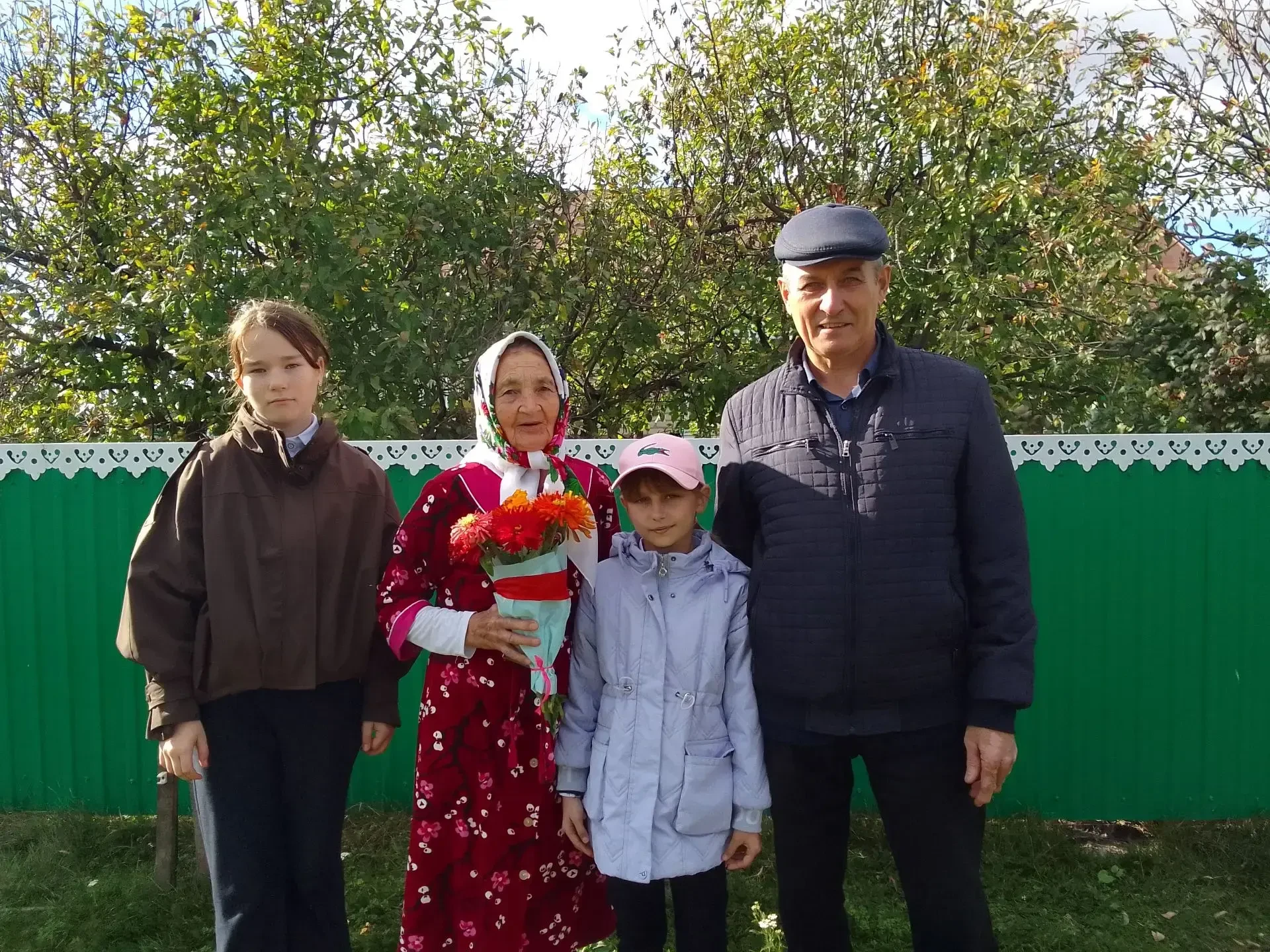 1 октября, в Международный день пожилых людей, обучающиеся, волонтеры, члены отряда "Са...