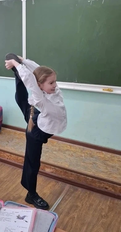 СПОРТ – ЭТО МИР!   Во 2 «В» классе ребята, участники трека «Орлята России», собрались на занятие по 