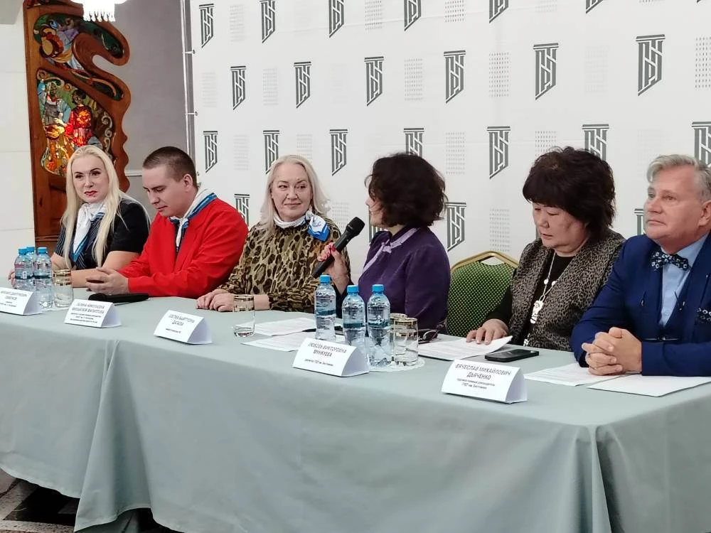 Все подробности о гастролях Луганского академического русского драматического театра им...