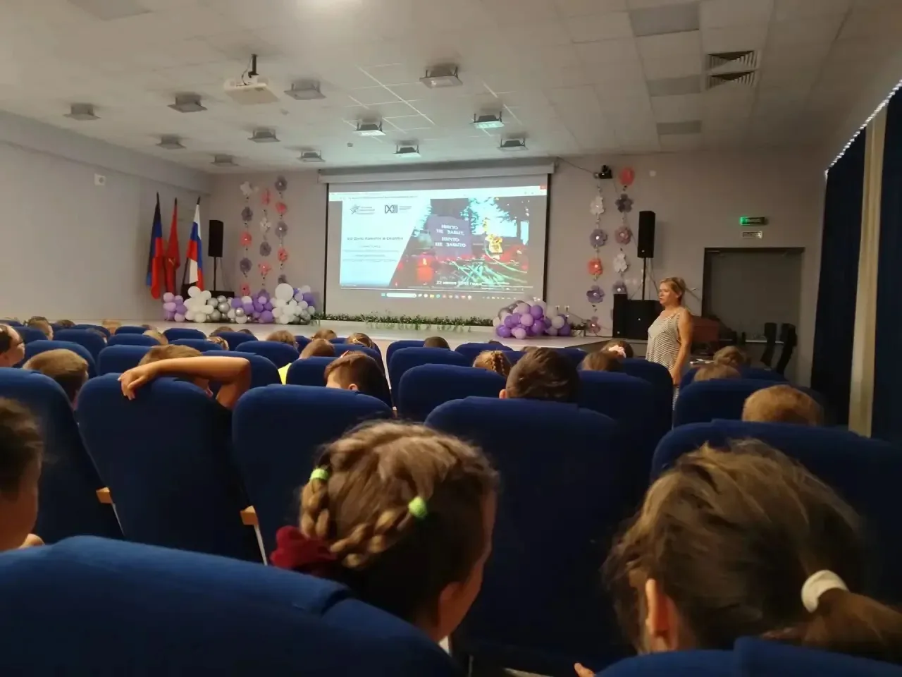 Сегодня, в День памяти и скорби, наши ребята всем лагерем посетили кинопоказ творческих работ участн