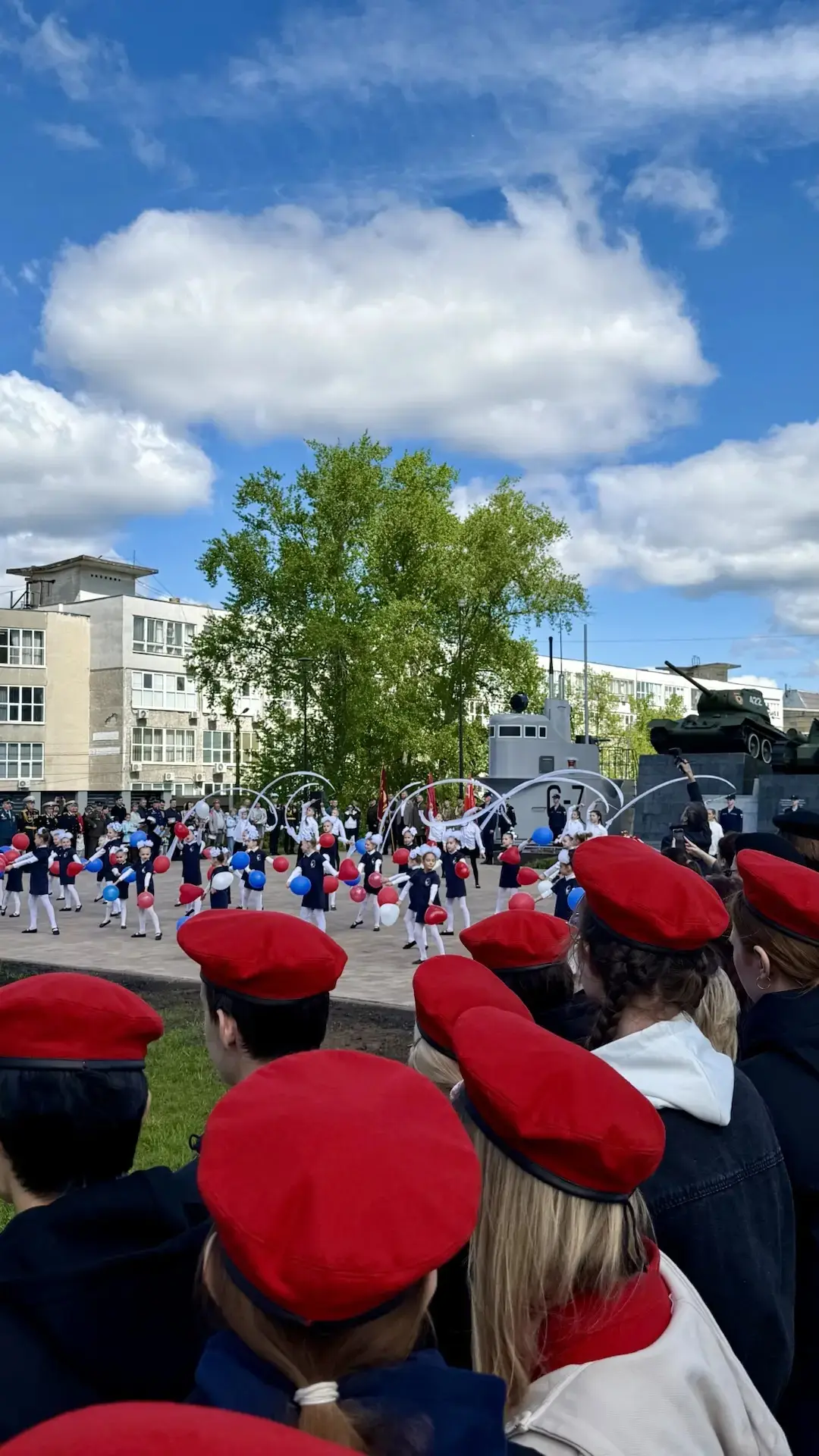 ✨ 9 Мая на площади Славы: память, гордость и единство поколений ✨  Сегодня на площади Славы прошёл т