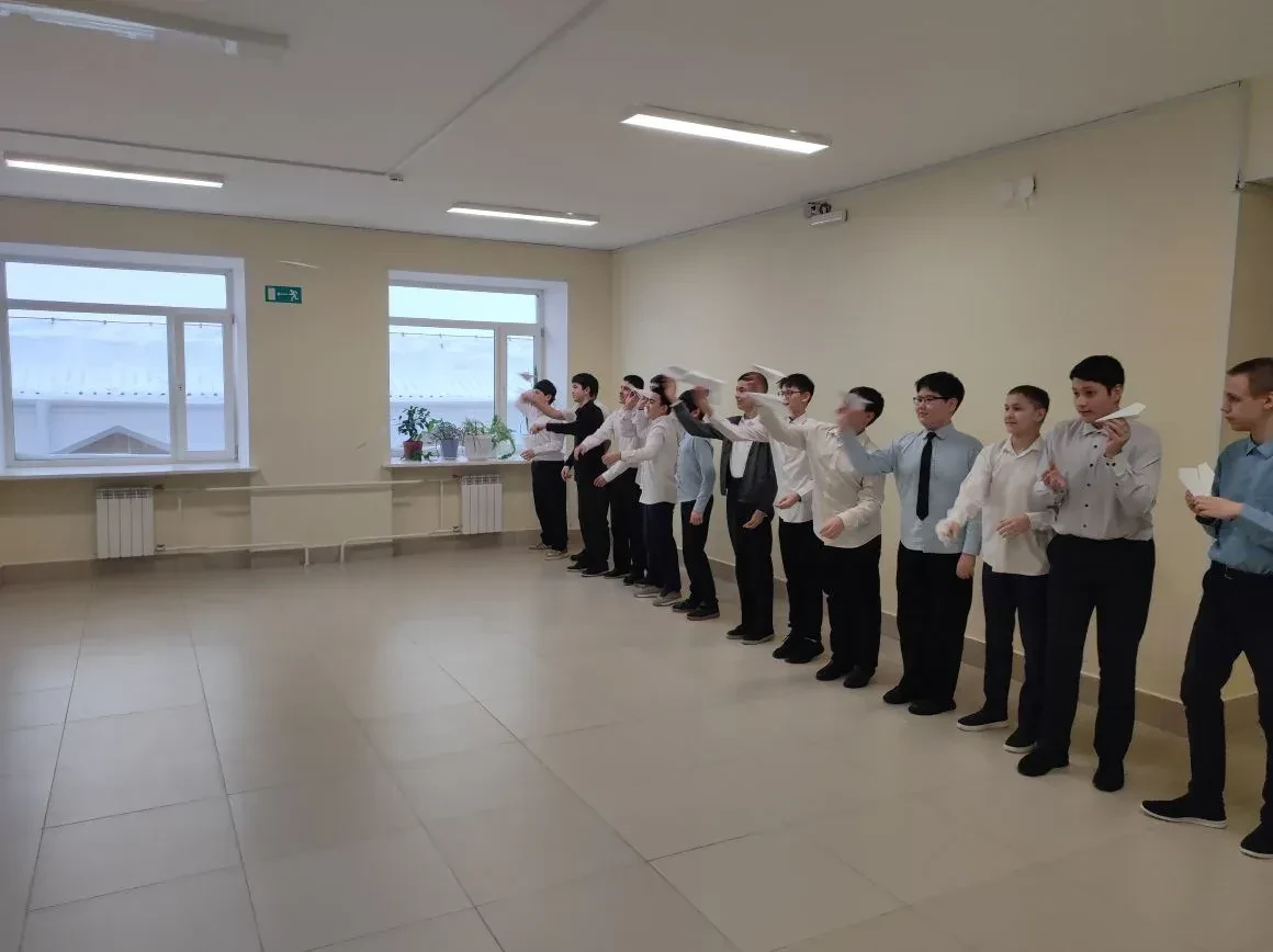 27 февраля в 7В классе прошло КТД "А ну-ка, мальчики!", посвящённое Дню Защитника Отечества.   2 ком