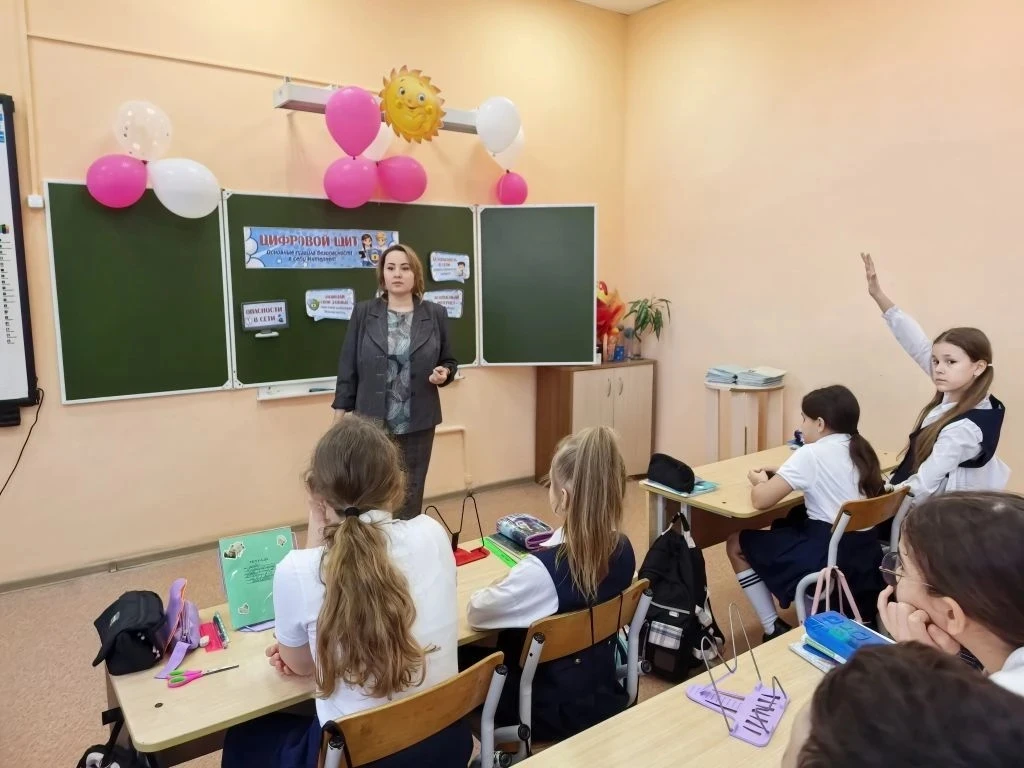 🧑‍🏫Цифровой щит: учим детей безопасности в интернете! 🛡️💻  Сегодня в 1 «В» и 4 «А» классах прошли оч