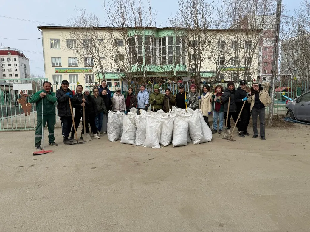 🌟Сегодня на территории детского сада прошёл субботник🧹. Дружно, с метлами и граблями ...