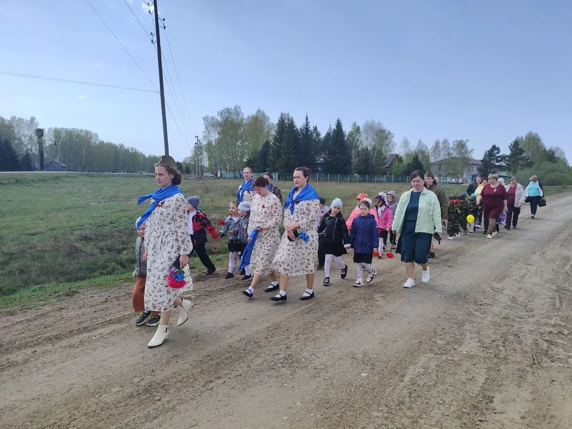 💫Педагоги с детьми, родителями вместе возложили цветы к памятнику землякам, погибшим во время Велик