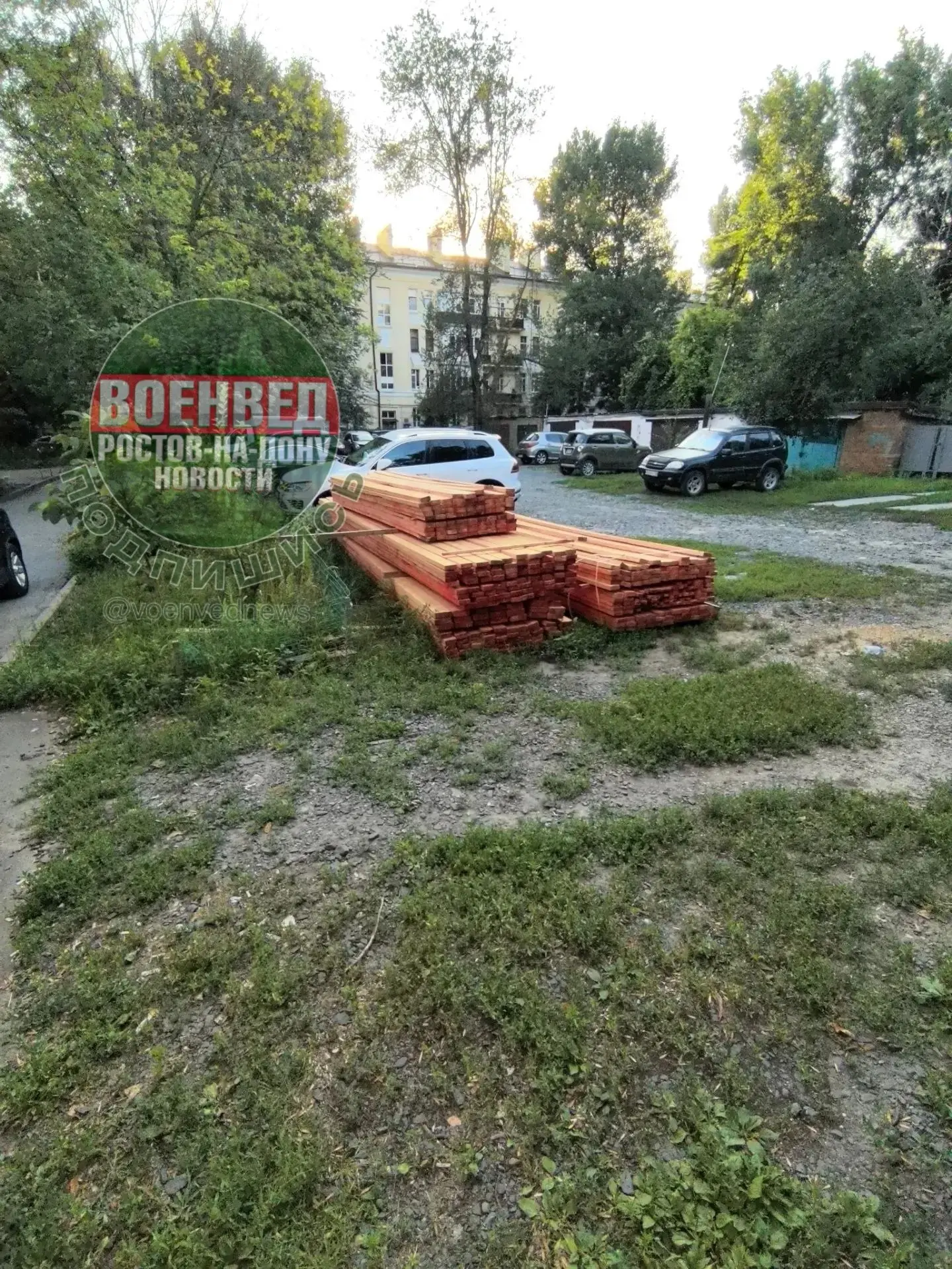 Вот так уже  вторую неделю лежат лаги для крыши, уже начали таскать, с каждым днём  всё меньше и мен