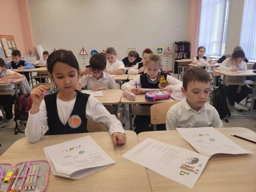 Законы дорог уважаем и изучаем!  Ребята 2«Г» класса под началом классного руководителя Купцовой Алек
